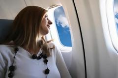 18χρονη ζητάει αποζημίωση από αεροπορική εταιρεία γιατί ο διπλανός της…