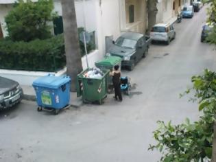 Φωτογραφία για Φωτογραφία που σοκάρει: Μητέρα από το Ηράκλειο ψάχνει στα σκουπίδια με το μωρό της δίπλα