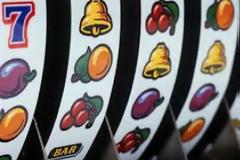 Χειροπέδες σε ιδιοκτήτες και πελάτη για «φρουτάκια»