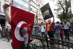 «Υποκινούμενοι και πλιατσικολόγοι οι διαδηλωτές», λέει ο Ταγίπ Ερντογάν