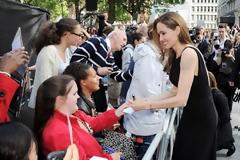 Η πρώτη εμφάνιση της Αντζελίνα Τζολί μετά τη μαστεκτομή [video+photos]