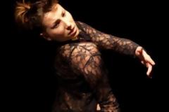 Ένα κορίτσι γυρίζει τον κόσμο ... χορεύοντας!