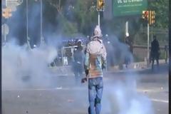 Τουρκία! Αστυνομικός πυροβολεί διαδηλωτή και πανηγυρίζει