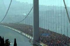 «Απάτη» η φωτογραφία από τη Γέφυρα του Βοσπόρου με τους διαδηλωτές