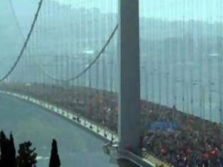 Φωτογραφία για «Απάτη» η φωτογραφία από τη Γέφυρα του Βοσπόρου με τους διαδηλωτές