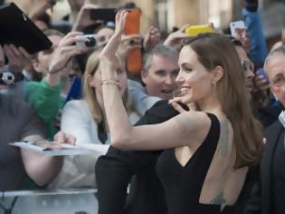 Φωτογραφία για Aγέρωχη και χαμογελαστή η Angelina Jolie στην πρώτη της δημόσια εμφάνιση μετά τη μαστεκτομή - Δείτε video