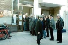 Ουρές και σήμερα σε υποκαταστήματα του ΙΚΑ