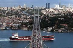 H αλήθεια για τη φωτογραφία με τους διαδηλωτές στον Βόσπορο