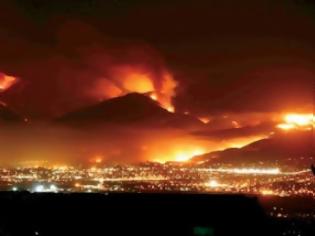 Φωτογραφία για Εγκαταλείπουν τα σπίτια τους στην Καλιφόρνια λόγω πυρκαγιάς