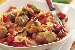 H συνταγή της ημέρας: Φαρφάλες με λουκάνικο και σάλτσα ντομάτας