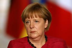 Μέρκελ: Η τρόικα δε σας βοηθά, απλώς σας «αγοράζει» χρόνο!