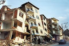 Αχαΐα: ανοχύρωτα από σεισμό 55.000 κτίρια