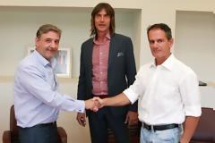 ΘΡΥΛΟΣ ΚΑΙ ΣΤΟΝ ΚΑΝΑΔΑ!