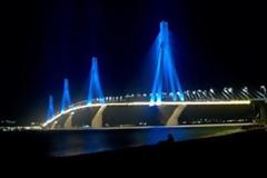 Πάτρα-Tώρα: Πληροφορίες αναφέρουν ότι άνδρας αποπειράται να πηδήξει από τη Γέφυρα