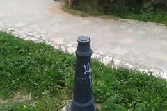 Βάνδαλοι κατέστρεψαν κολώνες φωτισμού στο Άλσος Παπάγου, σύμφωνα με αναγνώστη