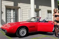 Η Nikki Leigh ποζάρει μόνο με τα εσώρουχα