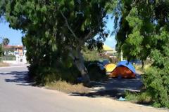 Πάτρα: Μπροστά στο Κάστρο του Ρίου κατασκήνωσαν Ρομά