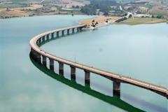 Βόλτα με το καραβάκι στη λίμνη Πολυφύτου