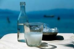 Χύμα τσίπουρο: Ο κόσμος το’ χει τούμπανο και το κράτος κρυφό καμάρι...