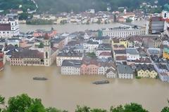 Πνίγηκε η Πράγα - Εκλεισε η ιστορική Γέφυρα του Καρόλου