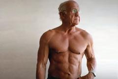 Ο παππούς με σώμα... 20άρη!