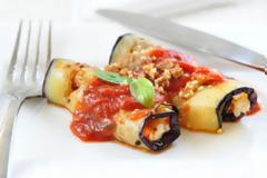 H συνταγή της ημέρας: Ρολά μελιτζάνας με κασέρι και σάλτσα ντομάτας