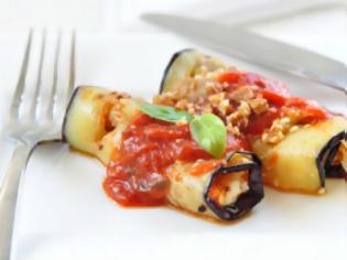 Φωτογραφία για H συνταγή της ημέρας: Ρολά μελιτζάνας με κασέρι και σάλτσα ντομάτας