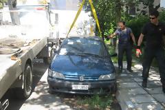 Καθημερινή μάχη για την απομάκρυνση των εγκαταλελειμμένων οχημάτων από τους δρόμους της πόλης
