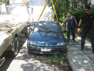 Φωτογραφία για Καθημερινή μάχη για την απομάκρυνση των εγκαταλελειμμένων οχημάτων από τους δρόμους της πόλης