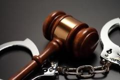 Στο κελί δικηγόρος για απάτες εκατομμυρίων