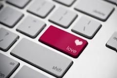 Eυτυχισμένους γάμους φέρνουν οι έρωτες στο Ίντερνετ