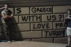 Γκράφιτι σε δρόμο της Τουρκίας: «Είναι η Ελλάδα μαζί μας; Με αγάπη από την Τουρκία»