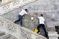 Aναγνώστης σχολιάζει την κίνηση ιδιώτη να καθαρίσει το Κτίριο Αβέρωφ