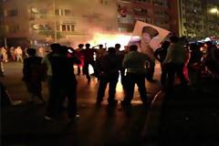 Πώς βίωσε τα γεγονότα στη Σμύρνη ο 22χρονος Matthew: «Υποστηρικτές της κυβέρνησης μαχαιρώνουν τον κόσμο»