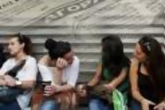 Τρεις στους τέσσερις νέους Έλληνες προτιμούν να μείνουν στην Ελλάδα αντί να μεταναστεύσουν