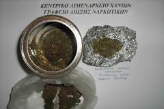 Ταξίδευε με χασίς στην ταμπακιέρα και έναν... τρίφτη