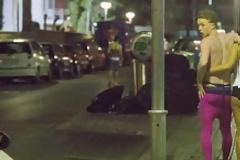 Ξεκίνησαν τα έκτροπα των Βρετανών στα Μάλια - Nεαρός έδειχνε τα γεννητικά του όργανα σε περαστικούς