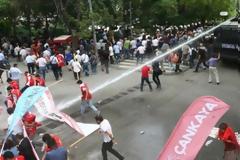 Η τουρκική κυβέρνηση επιχειρεί να ρίξει τους τόνους