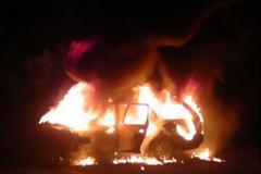 Στις φλόγες αυτοκίνητο στο κέντρο της Αθήνας