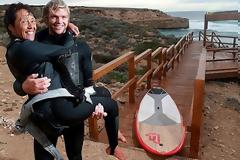 Σέρφερ πήρε την παράλυτη μητέρα του στην πλάτη [Video]