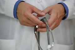 Γυναικολόγος με παράνομο ιατρείο στην τσιμπίδα αστυνομίας και... εφορίας