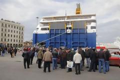 Μπλόκο της ΠΝΟ στα καράβια