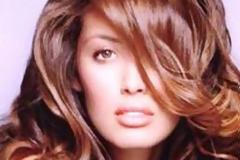 Το καλοκαίρι αφήστε ανέμελα τα μαλλιά σας