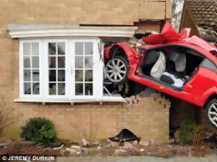 Φωτογραφία για 20χρονος κάρφωσε ένα Audi TT σε μονοκατοικία - Νύχτα τρόμου για τους ενοίκους του σπιτιού [photos/video]