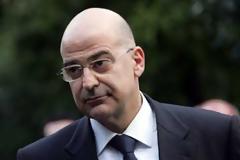 O Δένδιας κάνει νυχτερινές «περιπολίες» στην Αθήνα και ελέγχει τα μπλόκα των αστυνομικών