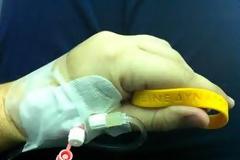 Πάτρα: Kάθονται σε καρέκλες και σκαμπό για να κάνουν χημειοθεραπεία - Eτοιμάζονται να προσφύγουν στον εισαγγελέα οι εργαζόμενοι