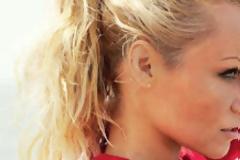 Η Πάμελα Αντερσον βάζει ξανά το κόκκινο μαγιό - Aυτή τη φορά είναι λίγο πιο μικρό και πολύ πιο αποκαλυπτικό