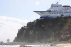 Το κρουαζιερόπλοιο που προσάραξε στην κορυφή του βράχου... [εικόνες]