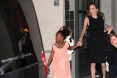 Σύσσωμη η οικογένεια Tζολί-Πιτ σε εστιατόριο για τα γενέθλια της «μαμάς»