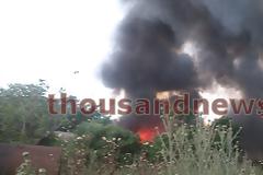 Μεγάλη φωτιά ξέσπασε σε εγκαταλελειμμένα βαγόνια στις γραμμές του ΟΣΕ στη Θεσσαλονίκη